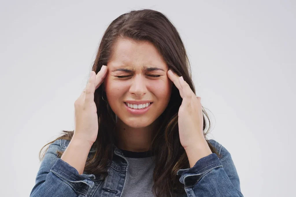 糸リフトでこめかみが痛いのは失敗？5つの原因と痛みの期間、正しい対処法を専門家が解説